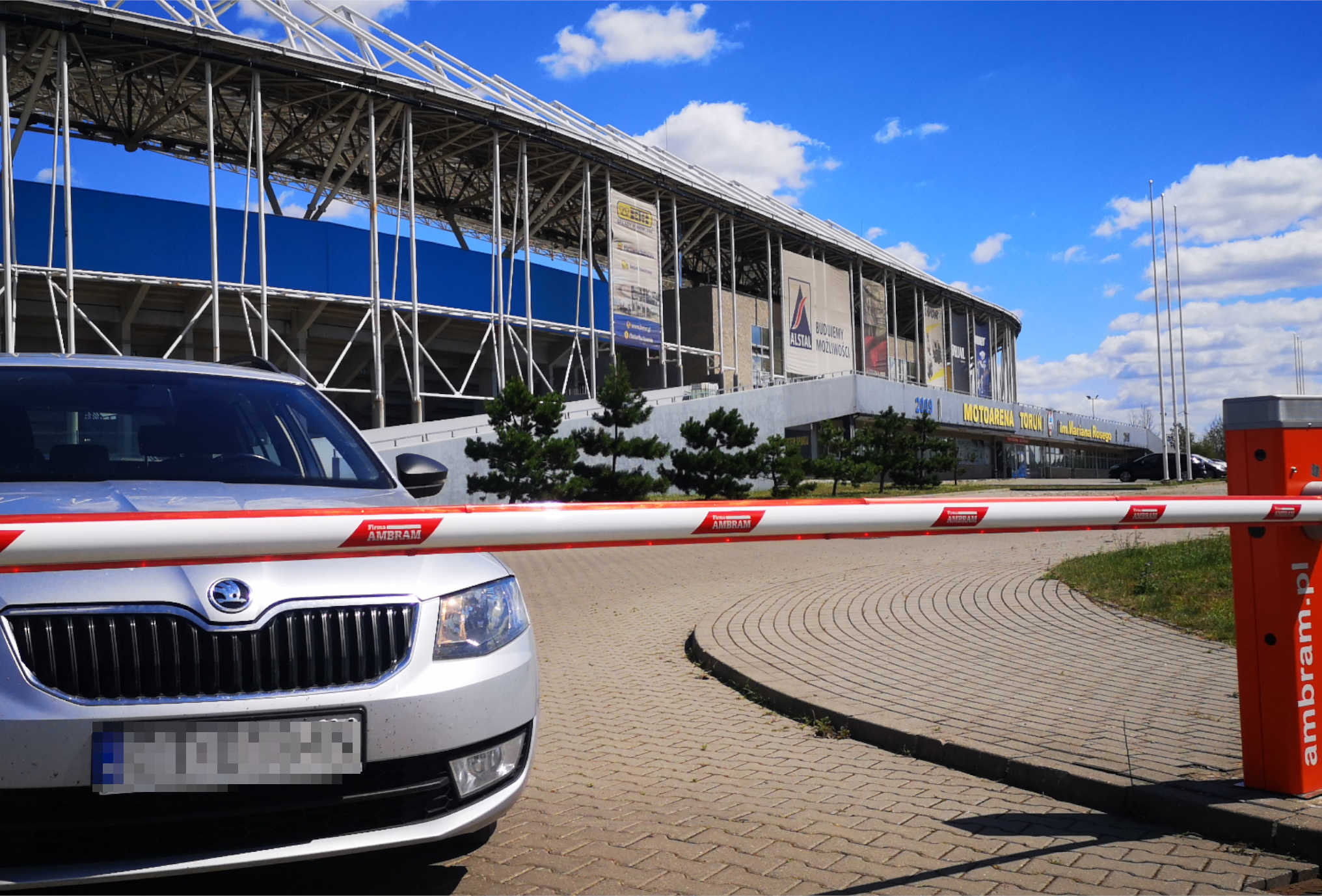 Szlabany Nice kontrolują ruch pojazdów na najpiękniejszym stadionie żużlowym na świecie